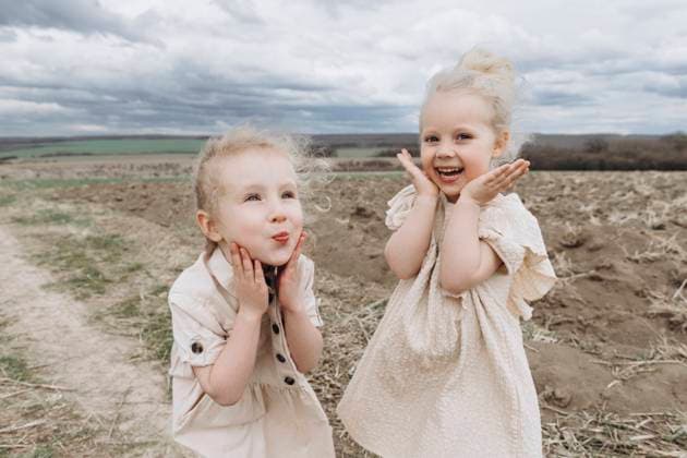 Creative Highlights Symbolbilder Cute happy sisters gesturing together at agricultural field model released, Symbolfoto, SIF00079