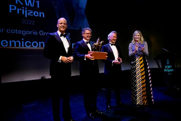 Königin Maxima der Niederlande bei König Willem I Preisverleihung in Amsterdam 23-05-2022 Groningen Queen Maxima with Klaas Knot and NXP Semiconductors N.V. in de categorie Grootbedrijf at the announcement of the prize winners of the King Willem I prizes 2022 in the Forum in Groningen. Â  Copyright: xPPEx