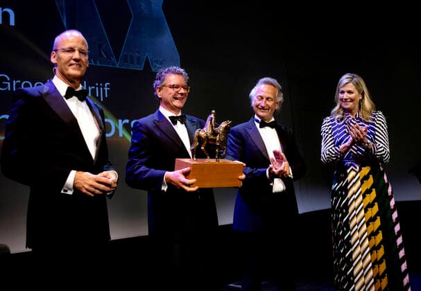 Königin Maxima der Niederlande bei König Willem I Preisverleihung in Amsterdam 23-05-2022 Groningen Queen Maxima with Klaas Knot and NXP Semiconductors N.V. in de categorie Grootbedrijf at the announcement of the prize winners of the King Willem I prizes 2022 in the Forum in Groningen. Â  Copyright: xPPEx