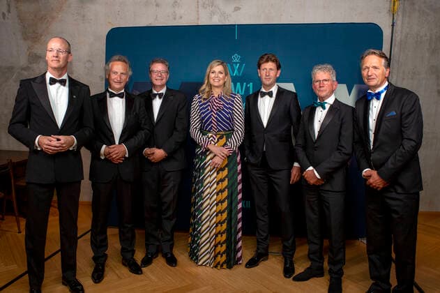 Königin Maxima der Niederlande bei König Willem I Preisverleihung in Amsterdam 23-05-2022 Groningen Queen Maxima with Klaas Knot and the winners Mud Jeans International B.V. in de categorie Duurzaam Ondernemerschap and Maan Group in de categorie Midden- en Kleinbedrijf (MKB) and NXP Semiconductors N.V. in de categorie Grootbedrijf at the announcement of the prize winners of the King Willem I prizes 2022 in the Forum in Groningen. Â  Copyright: xPPEx
