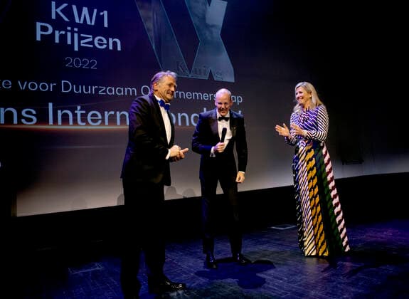 Königin Maxima der Niederlande bei König Willem I Preisverleihung in Amsterdam 23-05-2022 Groningen Queen Maxima with Mud Jeans International B.V. in de categorie Duurzaam Ondernemerschap at the announcement of the prize winners of the King Willem I prizes 2022 in the Forum in Groningen. Â  Copyright: xPPEx