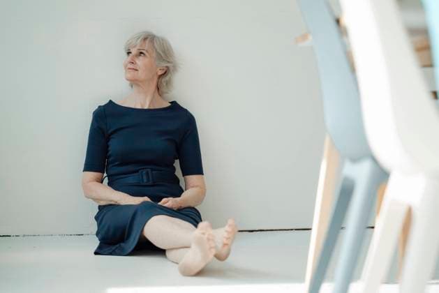IMAGO Creative: 2022 Favoriten IMAGO Creative: Ruhe im Chaos Senior businesswoman sitting in front of wall model released, Symbolfoto property released, JOSEF09329