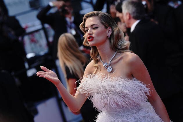 Internationale Filmfestspiele von Cannes, Crimes Of The Future Premiere Nadia Tereszkiewcz CELEBRITES : 75Ã me Festival de Cannes - Tapis rouge du film Â« Crimes of the Future Â» - 23 05 2022 NorbertScanella Panoramic 