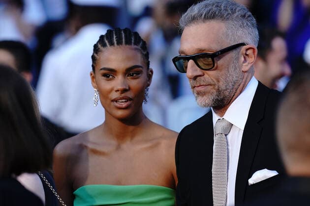 Internationale Filmfestspiele von Cannes, Crimes Of The Future Premiere Tina Kunakey - Vincent Cassel CELEBRITES : 75Ã me Festival de Cannes - Tapis rouge du film Â« Crimes of the Future Â» - 23 05 2022 NorbertScanella Panoramic 