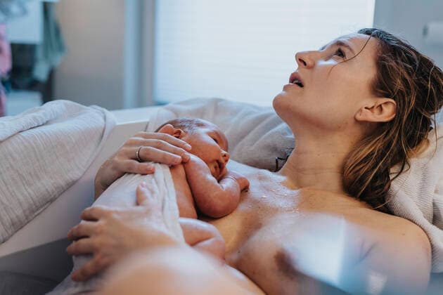 Creative Highlights Symbolbilder Baby sleeping on mother lying in bathtub at home model released, Symbolfoto property released, MFF09114