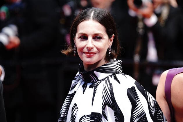 Internationale Filmfestspiele von Cannes, Crimes Of The Future Premiere Amira Casar CELEBRITES : 75Ã me Festival de Cannes - Tapis rouge du film Â« Crimes of the Future Â» - 23 05 2022 NorbertScanella Panoramic 