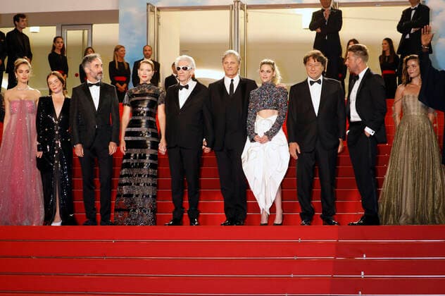 Denise Capezza, Nadia Litz, Don McKellar, Lea Seydoux, David Cronenberg, Viggo Mortensen, Kristen Stewart, Robert Lantos, Victor Hadida and Lihi Kornowski at the premiere of the feature film Crimes of the Future at the Festival de Cannes 2022 75 Cannes International Film Festival at the Palais des Festivals Cannes, 23 05 2022. Foto:xD.xBedrosianx xFuturexImage