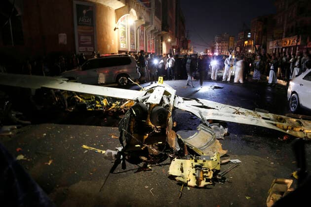 News Themen der Woche KW21 News Bilder des Tages Jemen, Tote nach Absturz einer Drohne in Sanaa (220523) -- SANAA, May 23, 2022 -- Yemeni people gather at the site where a drone crashed into a populous neighborhood in Sanaa, Yemen, on May 23, 2022. Three citizens were killed and three others were wounded in Sanaa after the Saudi spy drone crashed into a street on Monday, Houthi-run al-Masirah TV reported. (Photo by Xinhua) YEMEN-SANAA-DRONE-CRASH MohammedxMohammed 