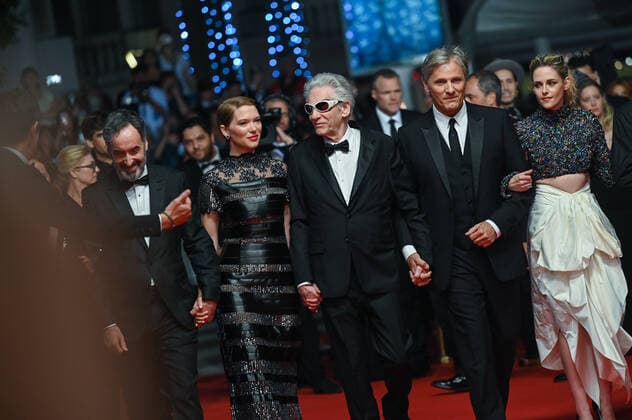 75eme Festival International du Film de Cannes. Montee des marches du film Crimes du futur . Festival de Cannes 2022 - The 75th annual Cannes film festival 2022 in Cannes - France - crimes of the future Red Carpet - David Cronenberg; Lea Seydoux; Kristen Stewart 280682 2022-05-23 Cannes France  Copyright: xMPPx STAR_280682_085