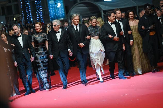 75eme Festival International du Film de Cannes. Montee des marches du film Crimes du futur . Festival de Cannes 2022 - The 75th annual Cannes film festival 2022 in Cannes - France - crimes of the future Red Carpet - David Cronenberg; Lea Seydoux; Kristen Stewart 280682 2022-05-23 Cannes France  Copyright: xMPPx STAR_280682_088