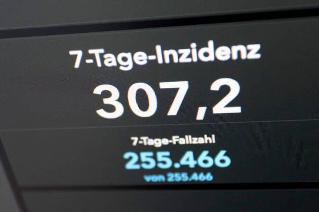RKI dashboard, 7 day incidence is now 307.2 7 day incidence, RKI dashboard on a monitor on 24 05 2022 in Siegen Germany.