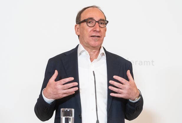 20220524 Pressekonferenz zu Impf- und Maskenpflicht WIEN, OESTERREICH - 24. MAI: Sozialminister Johannes Rauch (Gruene) bei einer Pressekonferenz zu Impf- und Maskenpflicht. Praesentation die Resultate nach eingehenden Diskussionen mit den beratenden Gremien im Bundeskanzleramt am 24. Mai 2022 in Wien, Oesterreich. 220524_SEPA_32_050 Copyright: xMartinxJuenx SEPAxMedia