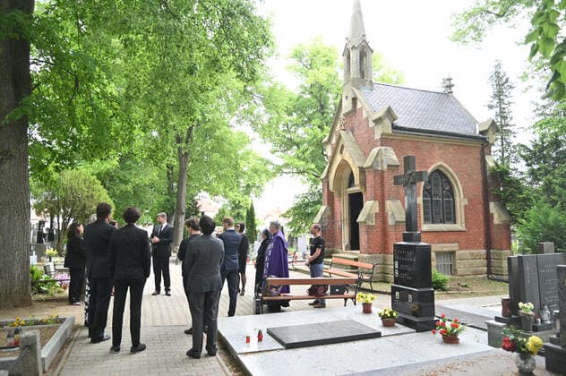 Tschechien, Beerdigung von Kunsthistorikerin Meda Mladkova in Rosice Last farewell to Czech art historian, collector and patron Meda Mladkova in Rosice, Czech Republic, May 24, 2022. (CTKxPhoto IgorxZehl) CTKPhotoP2022052403725  zeh