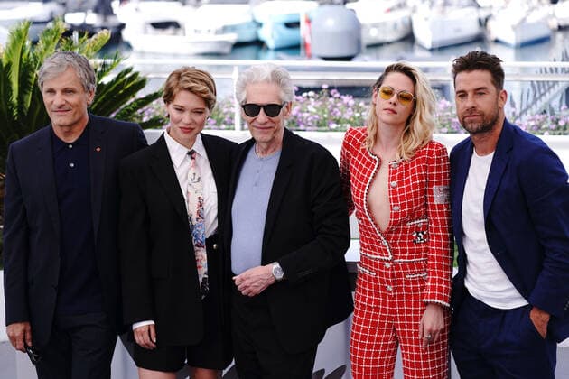 Viggo Mortensen - Lea Seydoux - David Cronenberg - Kristen Stewart - Scott Speedman CELEBRITES : 75Ã me Festival de Cannes - Photocall du film Â« Crimes of the Future Â» - 24 05 2022 NorbertScanella Panoramic 
