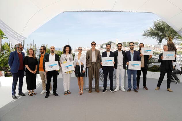Nizam Namidar, Viola Fügen, Yorgos Tsourgiannis, Erol Babaoglu, Anita Juka, Selin Yeninci, Selahattin Pasali, Emin Alper, Ekin Koc, Erdem Senocak, Nadir Operli and Laurent Lavole at the photocall for the feature film Burning Days Kurak Günler at the Festival de Cannes 2022 75 Cannes International Film Festival at the Palais des Festivals Cannes, 24 05 2022 Foto:xD.xBedrosianx xFuturexImage