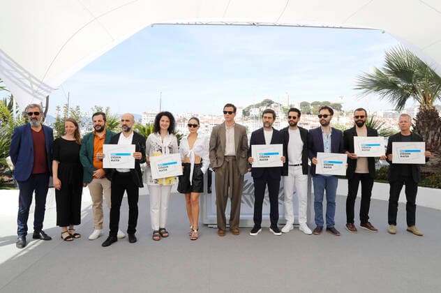 Nizam Namidar, Viola Fügen, Yorgos Tsourgiannis, Erol Babaoglu, Anita Juka, Selin Yeninci, Selahattin Pasali, Emin Alper, Ekin Koc, Erdem Senocak, Nadir Operli and Laurent Lavole at the photocall for the feature film Burning Days Kurak Günler at the Festival de Cannes 2022 75 Cannes International Film Festival at the Palais des Festivals Cannes, 24 05 2022 Foto:xD.xBedrosianx xFuturexImage