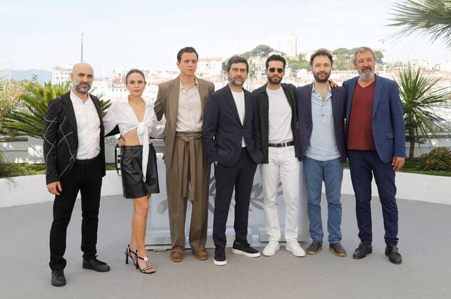 Erol Babaoglu, Selin Yeninci, Selahattin Pasali, Emin Alper, Ekin Koc, Erdem Senocak and Nizam Namidar at the photocall for the feature film Burning Days Kurak Günler at the Festival de Cannes 2022 75 Cannes International Film Festival at the Palais des Festivals Cannes, 24 05 2022 Foto:xD.xBedrosianx xFuturexImage