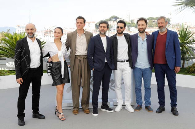 Erol Babaoglu, Selin Yeninci, Selahattin Pasali, Emin Alper, Ekin Koc, Erdem Senocak and Nizam Namidar at the photocall for the feature film Burning Days Kurak Günler at the Festival de Cannes 2022 75 Cannes International Film Festival at the Palais des Festivals Cannes, 24 05 2022 Foto:xD.xBedrosianx xFuturexImage
