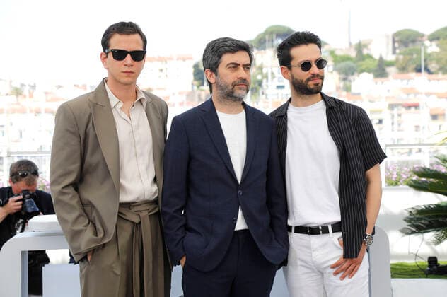 Selahattin Pasali, Emin Alper and Ekin Koc at the photocall for the feature film Burning Days Kurak Günler at the Festival de Cannes 2022 75 Cannes International Film Festival at the Palais des Festivals Cannes, 24 05 2022 Foto:xD.xBedrosianx xFuturexImage