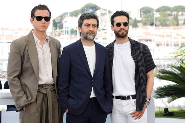 Selahattin Pasali, Emin Alper and Ekin Koc at the photocall for the feature film Burning Days Kurak Günler at the Festival de Cannes 2022 75 Cannes International Film Festival at the Palais des Festivals Cannes, 24 05 2022 Foto:xD.xBedrosianx xFuturexImage