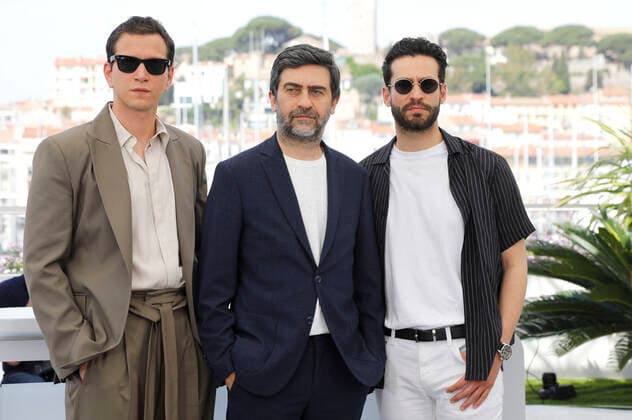 Selahattin Pasali, Emin Alper and Ekin Koc at the photocall for the feature film Burning Days Kurak Günler at the Festival de Cannes 2022 75 Cannes International Film Festival at the Palais des Festivals Cannes, 24 05 2022 Foto:xD.xBedrosianx xFuturexImage