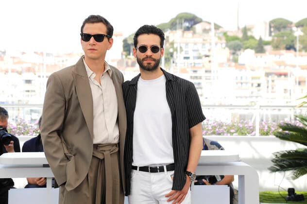 Selahattin Pasali and Ekin Koc at the photocall for the feature film Burning Days Kurak Günler at the Festival de Cannes 2022 75 Cannes International Film Festival at the Palais des Festivals Cannes, 24 05 2022 Foto:xD.xBedrosianx xFuturexImage