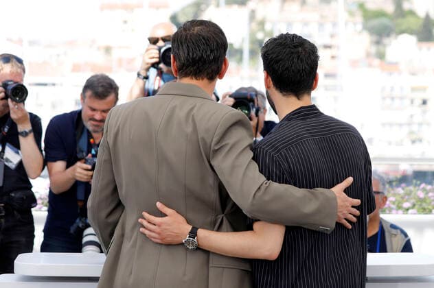 Selahattin Pasali and Ekin Koc at the photocall for the feature film Burning Days Kurak Günler at the Festival de Cannes 2022 75 Cannes International Film Festival at the Palais des Festivals Cannes, 24 05 2022 Foto:xD.xBedrosianx xFuturexImage