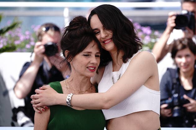 Anouk Grinberg (Actrice) - NoÃ mie Merlant (Actrice) CELEBRITES : 75Ã me Festival de Cannes - Photocall du film Â« L?Innocent Â» - 24 05 2022 NorbertScanella Panoramic 