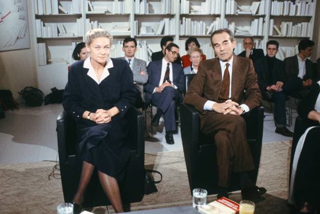 Elisabeth and Robert Badinter, 1988 Elisabeth and Robert Badinter on the set of the literary TV show Apostrophes , March 1988. Photo Jacques Loew Copyright: xJacquesxLoew Photo12x LWE21A00_038