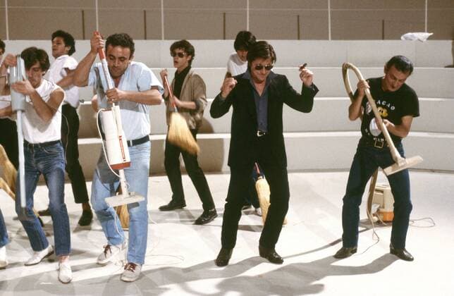 Jacques Dutronc, 1984 Jacques Dutronc on the set of a variety TV show, singing Merde in France . 1984 Photo Jacques Loew Copyright: xJacquesxLoew Photo12x LWE21A00_102