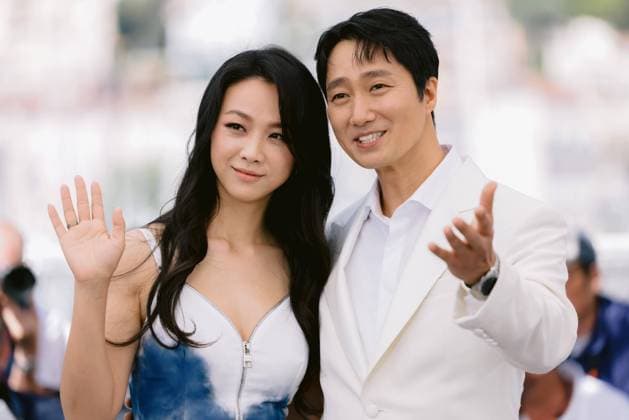 Entertainment Bilder des Tages 75eme Festival International du Film de Cannes. Photocall du film Decision to leave . Photocall with cast Decision to leave movie during 75th International Cannes Film Festival 280698 0000-00-00 Paris France Wei, Tang; Park Hae-il  Copyright: xTerencexBaelenx STAR_280698_006