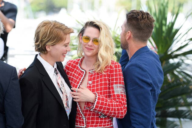 75eme Festival International du Film de Cannes. Photocall du film Les crimes du futur . Festival de Cannes 2022 - The 75th annual Cannes film festival 2022 in Cannes - France - photocall of Crimes of the future -Lea Seydoux , Kristen Stewart Festival de Cannes 2022 - The 75th annual Cannes film festival 2022 in Cannes - France - photocall of Crimes of the future. 280706 2022-05-24 Cannes France  Copyright: xLionelxGuericolas MPPx STAR_280706_079
