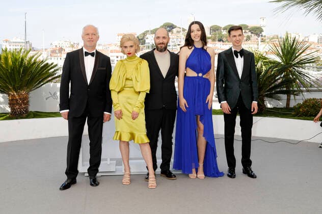 Vlad Ivanov, Mara Bugarin, Alexandru Belc, Mara Vicol and Serban Lazarovici at the photocall for the feature film Metronome at the Festival de Cannes 2022 75 Cannes International Film Festival at the Palais des Festivals Cannes, 24 05 2022 Foto:xD.xBedrosianx xFuturexImage