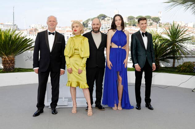 Vlad Ivanov, Mara Bugarin, Alexandru Belc, Mara Vicol and Serban Lazarovici at the photocall for the feature film Metronome at the Festival de Cannes 2022 75 Cannes International Film Festival at the Palais des Festivals Cannes, 24 05 2022 Foto:xD.xBedrosianx xFuturexImage