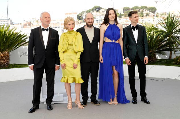 Vlad Ivanov, Mara Bugarin, Alexandru Belc, Mara Vicol and Serban Lazarovici at the photocall for the feature film Metronome at the Festival de Cannes 2022 75 Cannes International Film Festival at the Palais des Festivals Cannes, 24 05 2022 Foto:xD.xBedrosianx xFuturexImage