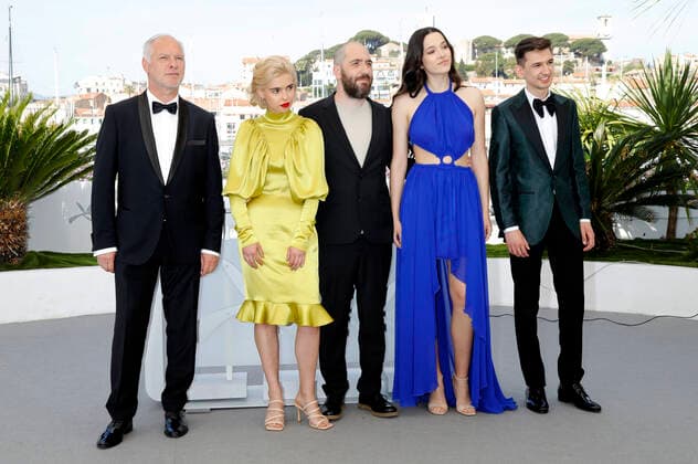 Vlad Ivanov, Mara Bugarin, Alexandru Belc, Mara Vicol and Serban Lazarovici at the photocall for the feature film Metronome at the Festival de Cannes 2022 75 Cannes International Film Festival at the Palais des Festivals Cannes, 24 05 2022 Foto:xD.xBedrosianx xFuturexImage