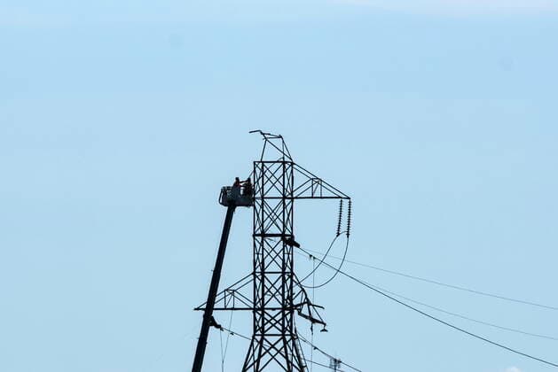 May 24, 2022, Ottawa, ON, CAN: Crews in a lift work on a damaged transmission tower after SaturdayöÄÃ s major storm caused significant damage to the regionöÄÃ s power distribution network, in Ottawa, on Tuesday, May 24, 2022. Ottawa CAN  - ZUMAc35_ 20220524_zaf_c35_029 Copyright: xJustinxTangx