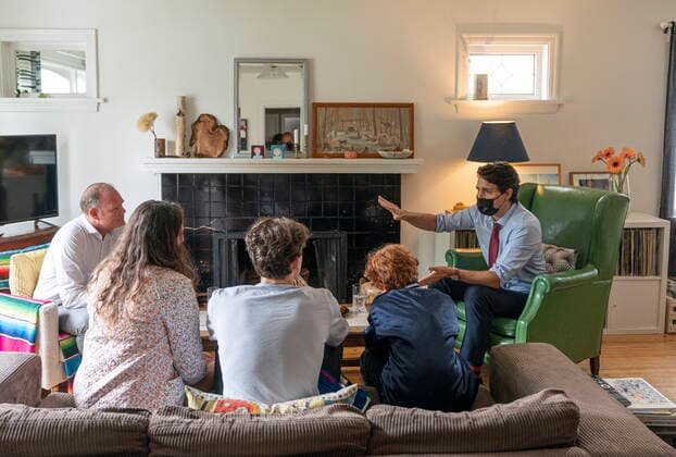 May 24, 2022, Vancouver, BC, CANADA: Prime Minister Justin Trudeau (right) speaks with Gardy Frost (left) and his family in Vancouver, on Tuesday May 24, 2022. Vancouver CANADA  - ZUMAc35_ 20220524_zaf_c35_117 Copyright: xRichxLamx