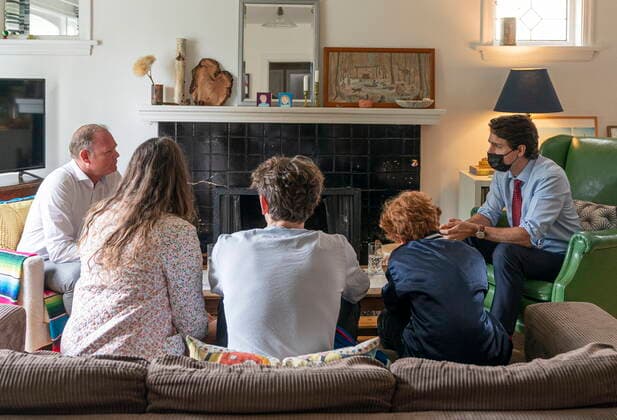 May 24, 2022, Vancouver, BC, CANADA: Prime Minister Justin Trudeau (right) speaks with Gardy Frost (left) and his family in Vancouver, on Tuesday May 24, 2022. Vancouver CANADA  - ZUMAc35_ 20220524_zaf_c35_118 Copyright: xRichxLamx