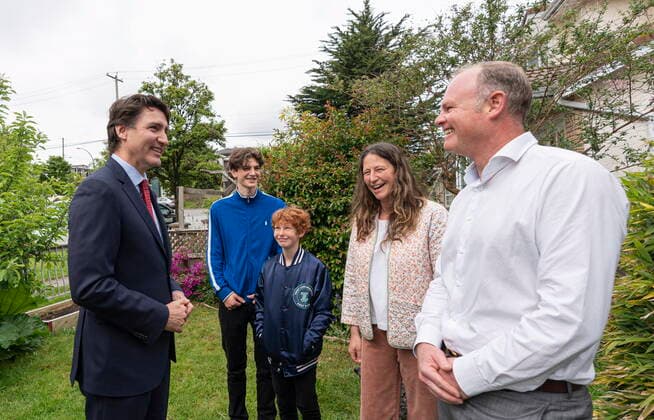 May 24, 2022, Vancouver, BC, CANADA: Prime Minister Justin Trudeau (left) meets with (from right) Gardy, Kate, Hudson and Charles Frost in the front yard before going into their home in Vancouver, on Tuesday May 24, 2022. Vancouver CANADA  - ZUMAc35_ 20220524_zaf_c35_147 Copyright: xRichxLamx
