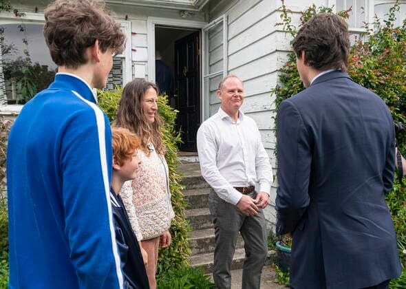 May 24, 2022, Vancouver, BC, CANADA: Prime Minister Justin Trudeau (right) meets with (from left) Charles, Hudson, Kate and Gardy Frost in the front yard before going into their home in Vancouver, on Tuesday May 24, 2022. Vancouver CANADA  - ZUMAc35_ 20220524_zaf_c35_149 Copyright: xRichxLamx
