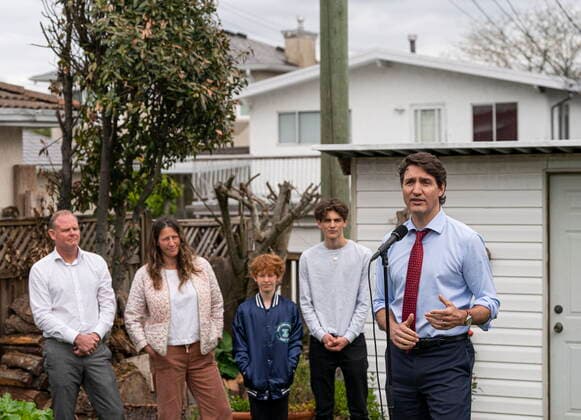 May 24, 2022, Vancouver, BC, CANADA: Prime Minister Justin Trudeau (right) speaks to reporters with (from left) Gardy, Kate, Hudson and Charles Frost in the backyard of their home in Vancouver, on Tuesday, May 24, 2022. Vancouver CANADA  - ZUMAc35_ 20220524_zaf_c35_150 Copyright: xRichxLamx
