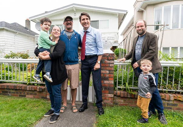 May 24, 2022, Vancouver, BC, CANADA: Prime Minister Justin Trudeau stops for a picture with neighbourhood residents after visiting the Frost family in Vancouver, on Tuesday May 24, 2022. Vancouver CANADA  - ZUMAc35_ 20220524_zaf_c35_156 Copyright: xRichxLamx