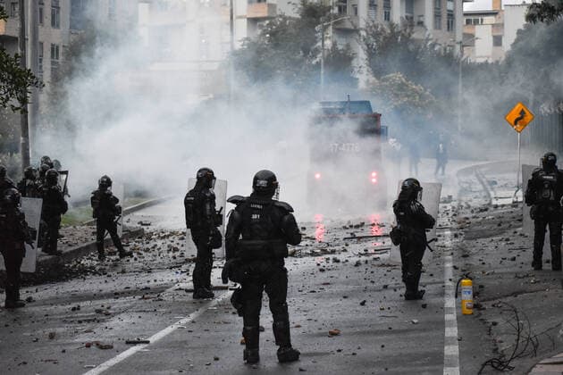 News Themen der Woche KW21 News Bilder des Tages May 24, 2022, Bogota, Cundinamarca, Colombia: Demonstrators clash with Colombia s riot police ESMAD against educational defunding to public universities in Bogota, Colombia, May 24, 2022. Photo: Long Visual Press Bogota Colombia - ZUMAvp1_ 20220524_zia_vp1_001 Copyright: xCristianxBayonax