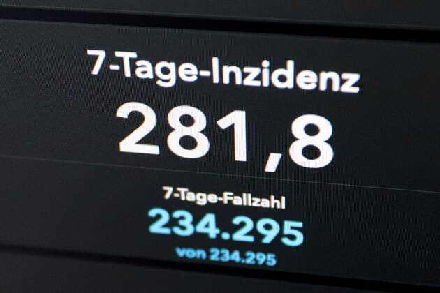 RKI dashboard, 7 day incidence is now 281.8 7 day incidence, RKI dashboard on a monitor on 25 05 2022 in Siegen Germany.