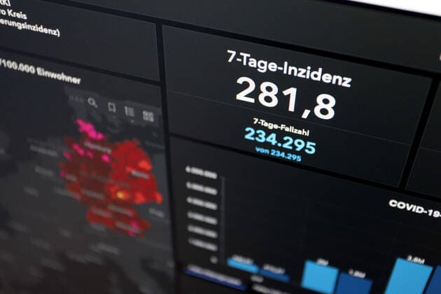 RKI dashboard, 7 day incidence is now 281.8 7 day incidence, RKI dashboard on a monitor on 25 05 2022 in Siegen Germany.