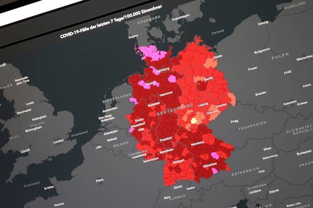 RKI dashboard, 7 day incidence is now 281.8 7 day incidence, RKI dashboard on a monitor on 25 05 2022 in Siegen Germany.
