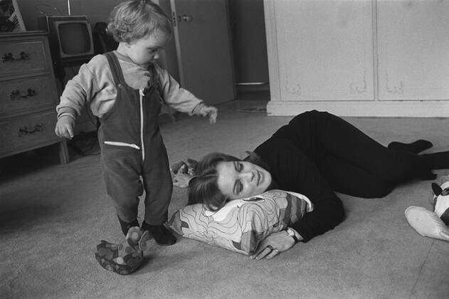 ARCHIVFOTO: Vor 40 Jahren, am 29. Mai 1982, starb die Schauspielerin Romy SCHNEIDER, 10SN_R_Schneider170368VM.jpg Romy SCHNEIDER, Deutschland, Film-Schauspielerin, privat, liegt scheinbar schlafend auf dem Boden, ihr Sohn David steht neben ihr; Qf.; Schwarzweissaufnahme *** ARCHIVE PHOTO 40 years ago, on May 29, 1982, the actress Romy SCHNEIDER, 10SN R Schneider170368VM jpg Romy SCHNEIDER, Germany, film actress, private, lies apparently asleep on the floor, her son David stands next to her Qf black and white photo