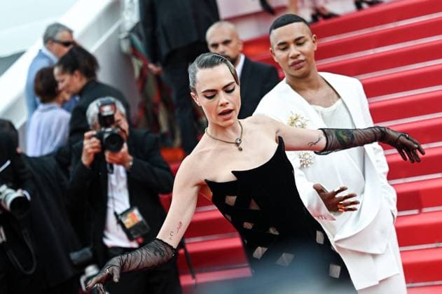75eme Festival International du Film de Cannes. Montee des marches du film L innocent pour le 75eme anniversaire du festival. Festival de Cannes 2022 - The 75th annual Cannes film festival 2022 in Cannes - France - montee anniversaire du 75e festival - Cara Delevingne , Olivier Rousteing 280765 2022-05-24 Cannes France  Copyright: xLionelxGuericolas MPPx STAR_280765_040
