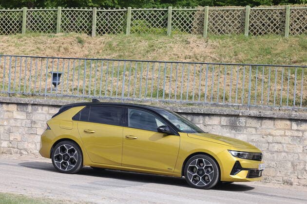 New Opel Astra 6 Hybrid, test drive in French, May 2022 NEWS AUTO : Opel Astra 6 Hybrid 2022 LaurentSanson Panoramic 